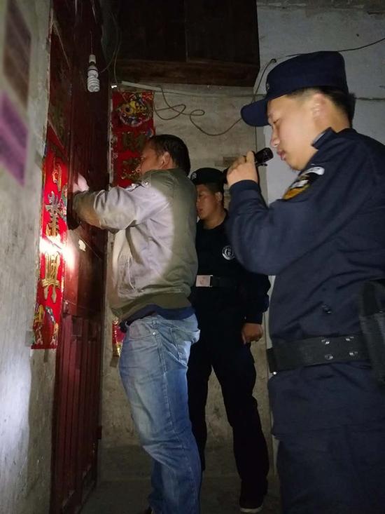 新马场乡粗心妈妈误将幼女锁家中 民警全城寻开锁师傅开门